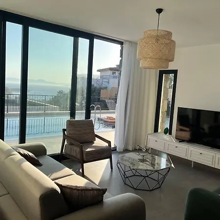 Luxury Sea View With Pool גומושלוק